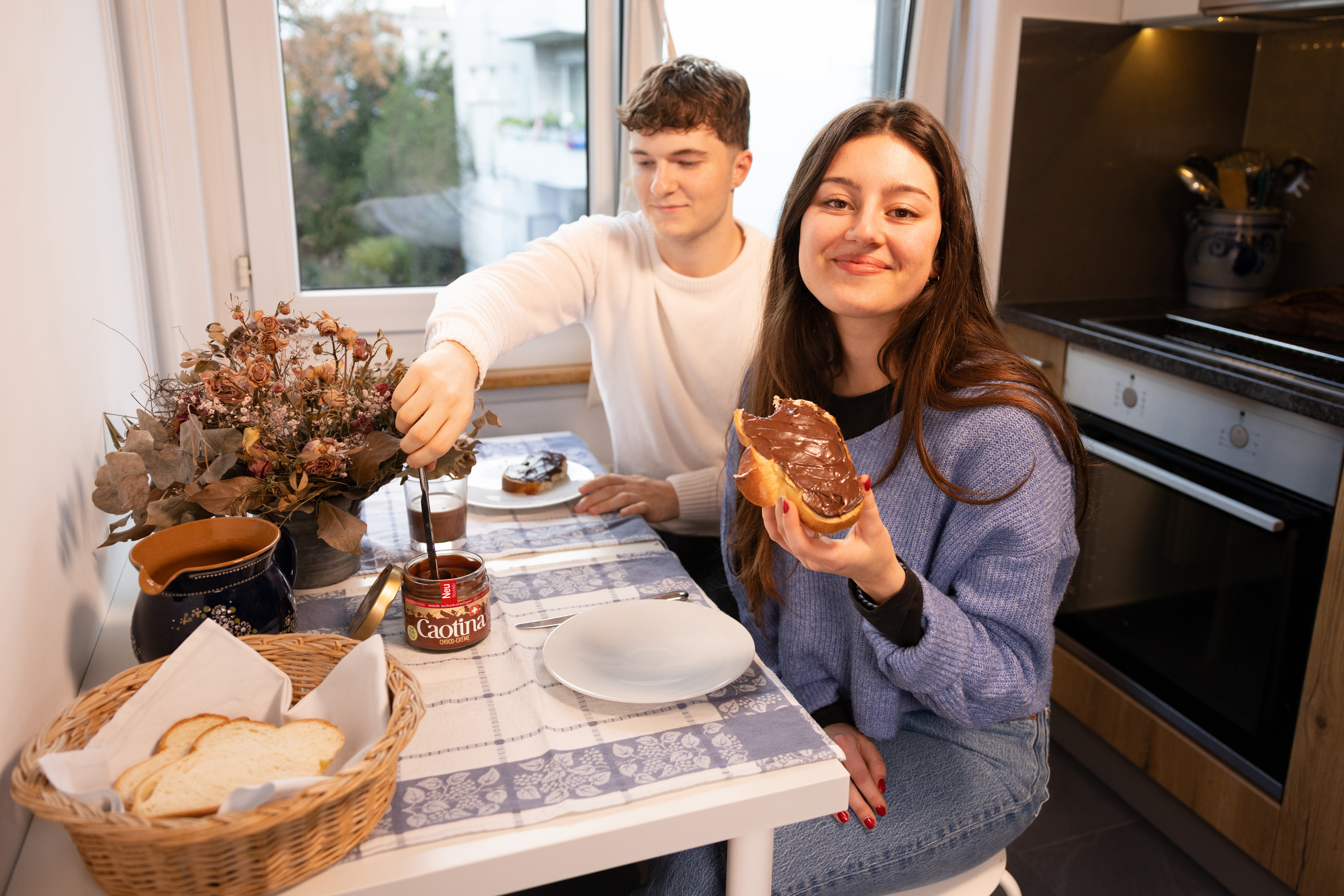 zwei Personen am Tisch