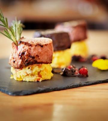 Doppel- Trio und Filets auf Kürbispolenta an Waldbeerenportwein